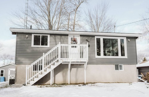 Baddow Cottage | Burnt River Waterfront- Kayaks, Hot tub, WiFi
