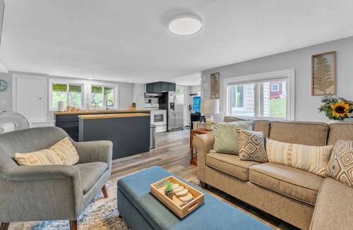Leeds and the Thousand Islands Cottage | Black Rapids Retreat | Waterfront Cozy Cottage