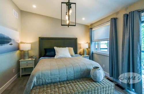 Selwyn Cottage | 5 bdrm 4.5 bath cottage on Chemong Lake, Kawarthas! Amazing Waterfront, Hot tub!