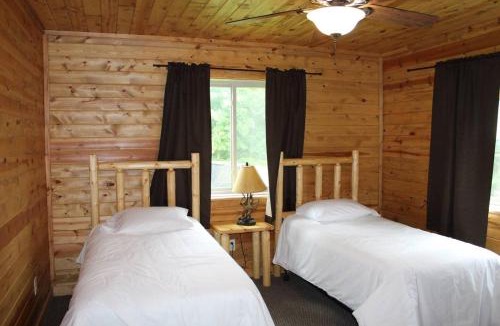 Deer River House | Cabin 11 - Modern open plan cabin with AC