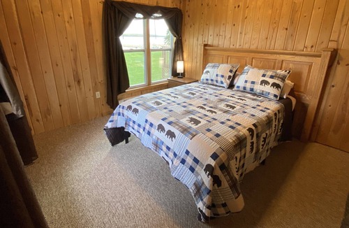 Hines Apartment | Cabin 8, 4 Bd Lakefront Deck Overlooking Beach Resort Amenities Pet Friendly