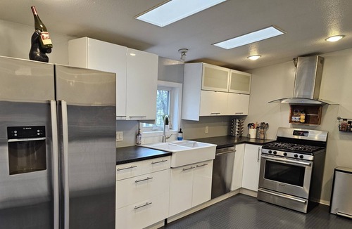 Backus Cabin | Cabin on 2.5 private acre lot with private dock! Family and dog friendly!