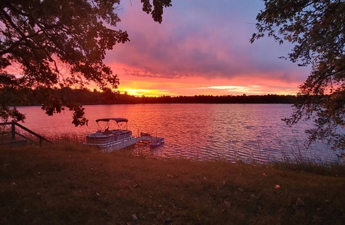 Backus Cabin | Cabin on 2.5 private acre lot with private dock! Family and dog friendly!