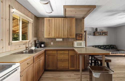 Algoma District Cabin | Cabin on crystal clear Lonely Lake