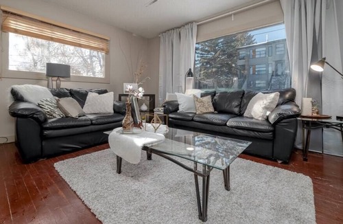 Highland Park House | Calgary 2BD w Laundry