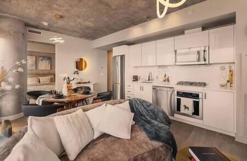 Connaught Apartment | Calgary Tower View |King Bed | 2BR |AC | Pool |Gym