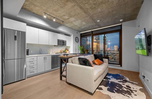 Connaught Apartment | Calgary Tower View | Mins to Saddledome | Gym