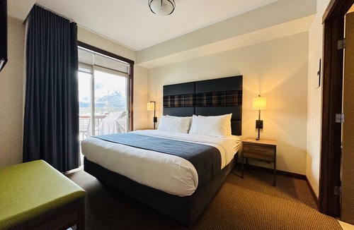 Canmore Resort | Canmore Mountain Retreat - Heated Pool & Hot-tub