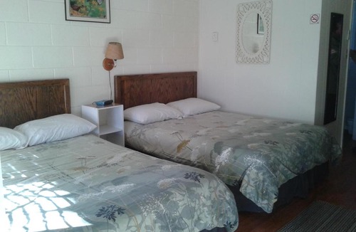 Ivy Lea Hotel | Capricorn Motel Royale 1000 Islands