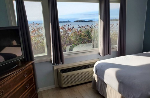 Algoma District Hotel | Carolyn Beach Inn & Restaurant