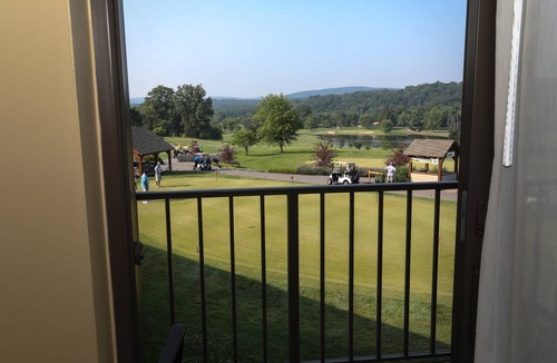 Fairfield Hotel | Carroll Valley Escape | King Room w/Golf Views