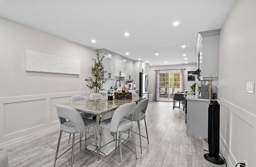 Bowmanville House | Castle in Bowman*Close to Port Darlington*Whole House*Arcade*King Bed*Backyard*
