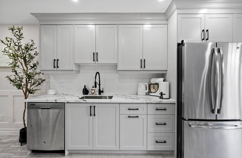 Bowmanville House | Castle in Bowman*Close to Port Darlington*Whole House*Arcade*King Bed*Backyard*