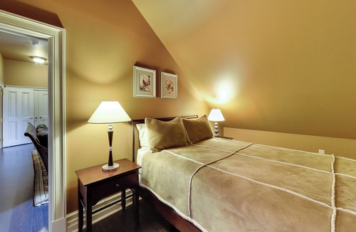 Grimsby Other | Castle with Great Views: GTA Skyline & Modern Cities & Nature Mountains & Beach