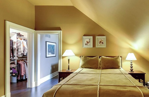 Grimsby Other | Castle with Great Views: GTA Skyline & Modern Cities & Nature Mountains & Beach