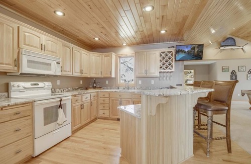 Annandale House | CEDAR ESCAPE - Your Lake Home Away From Home