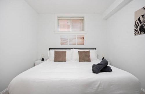 East Side Apartment | Central and Roomy Vancouver 2BR w Laundry and Parking