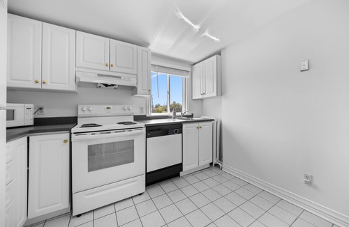 Old Ottawa East Apartment | Central Canal 2 Bedrm w/private entrance, parking, deck, close to everywhere