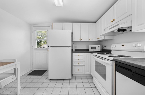 Old Ottawa East Apartment | Central Canal 2 Bedrm w/private entrance, parking, deck, close to everywhere