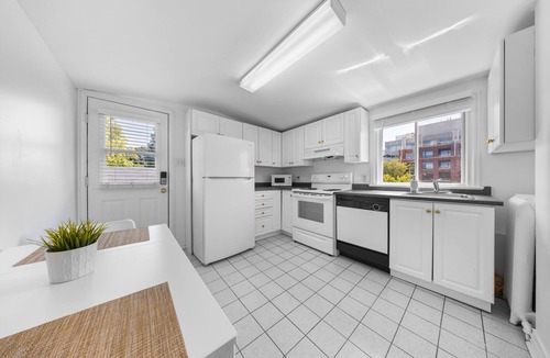 Old Ottawa East Apartment | Central Canal 2 Bedrm w/private entrance, parking, deck, close to everywhere