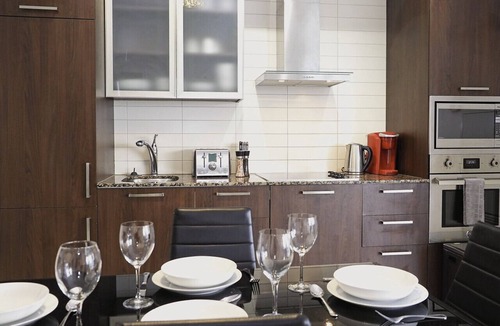 Toronto Entertainment District Apartment | Central Toronto 3BR suite w/Parking, Pool, Gym