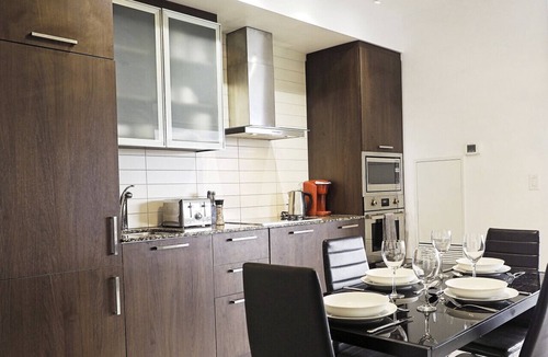 Toronto Entertainment District Apartment | Central Toronto 3BR suite w/Parking, Pool, Gym