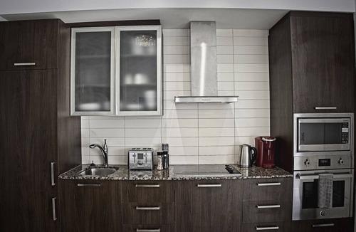 Toronto Entertainment District Apartment | Central Toronto 3BR suite w/Parking, Pool, Gym