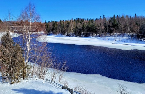 Shannon Ski Chalet | Chalet avec spa et vue sur la rivière Jacques-Cartier