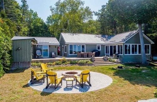 Selwyn Cottage | Chalet on Chemong - Three Bedroom Cottage, Sleeps 8