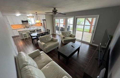 Front of Yonge Ski Chalet | Chalet sur le bord de l'eau 2