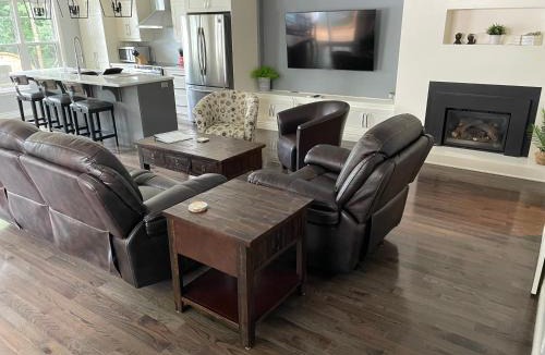 Front of Yonge Ski Chalet | Chalet sur le bord de l'eau