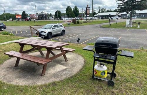Pembroke Hotel | Champlain Motor Inn