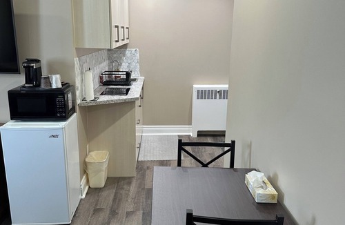 Pembroke Hotel | Champlain Motor Inn