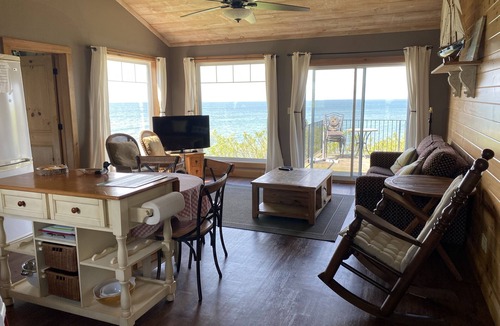 Louth Cottage | Chardonnay Cottage on the lake