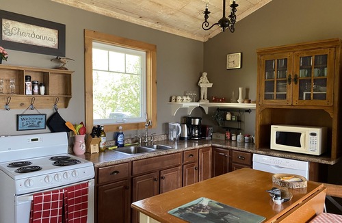 Louth Cottage | Chardonnay Cottage on the lake