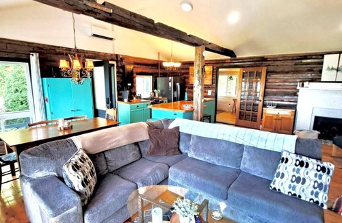 Hamilton Township Cabin | Charming 2-bedroom cabin in enchanting Gores Landing with WiFi, AC, hot tub/pool