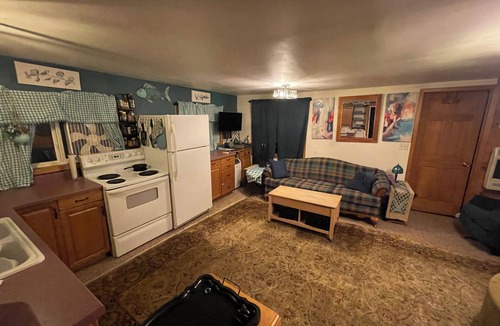 Saginaw Cabin | Charming 2-bedroom cabin in Saginaw with AC