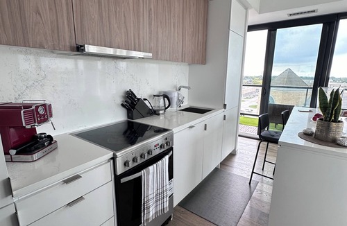 The Queensway Condo | Charming 2-bedroom condo in beautiful Toronto with AC, WiFi