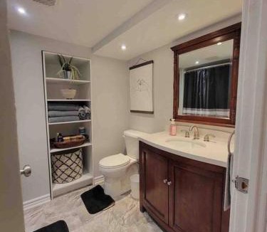 Lakeview Apartment | Charming 2 bedroom with Private Entrance