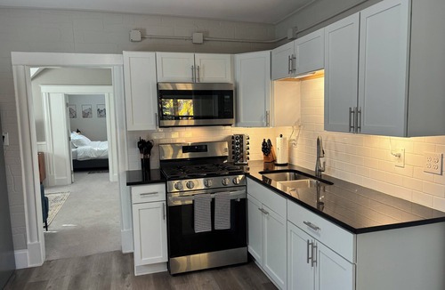 Bottineau House | Charming 2 BR Top Floor Retreat in NE Mpls Arts District!
