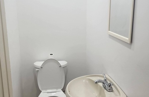 London House | Charming 3-bedroom 1.5-bathrooms house with WiFi and AC in delightful London