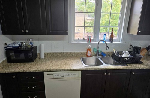 Brampton House | Charming 3 bedroom apartment close to Pearson Airport and all amenities