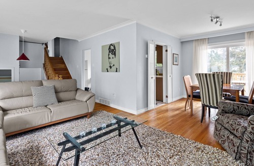 Clarkson-Lorne Park House | Charming 3-Bedroom House with Expansive Backyard - Adorned with Majestic Trees