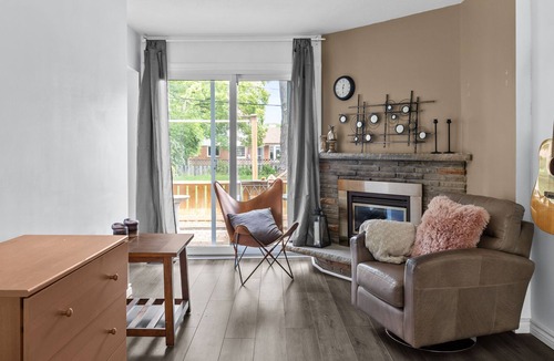 Clarkson-Lorne Park House | Charming 3-Bedroom House with Expansive Backyard - Adorned with Majestic Trees
