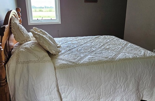 Luverne Other | Charming 3-bedroom farmhouse by Luverne with WiFi and AC