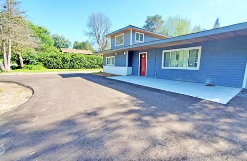 Virginia Cottage | Charming 3 bedroom get-a-way cottage, steps to Lake Simcoe