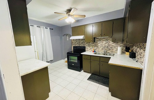 Walkerville House | Charming 3-bedroom house with WiFi and AC in delightful Windsor