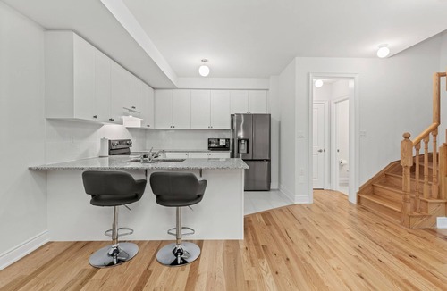 Vaughan House | Charming 3-Story Townhouse, Free Parking