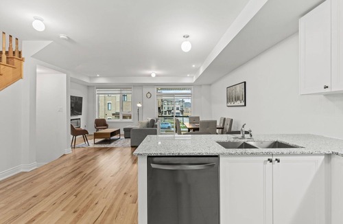 Vaughan House | Charming 3-Story Townhouse, Free Parking