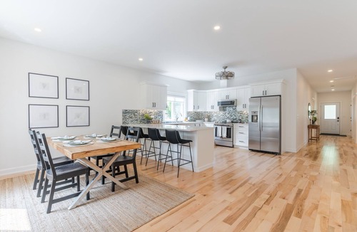 Port Hope House | Charming 3BR Bungalow + Hot Tub in Port Hope